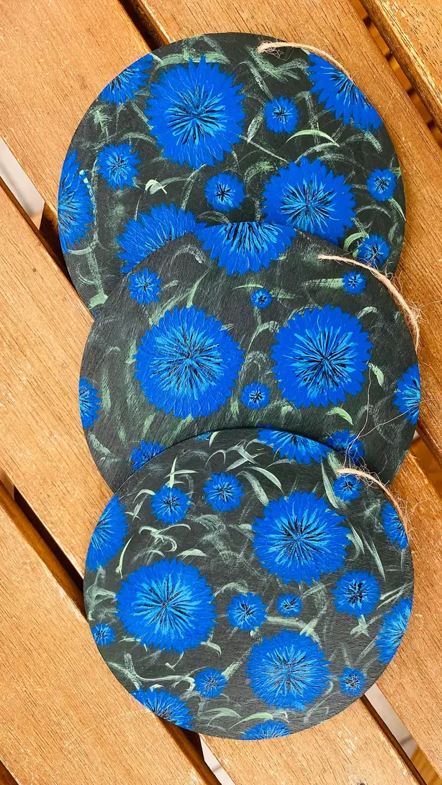 Painted wooden disc with cornflowers for wall decoration. Painting. Wall hanging. Door hanger. Blue flowers. Boho home decoration. Creative (photo 3)