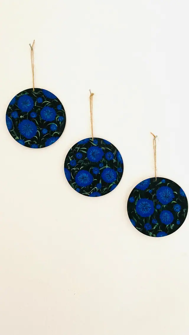 Painted wooden disc with cornflowers for wall decoration. Painting. Wall hanging. Door hanger. Blue flowers. Boho home decoration. Creative (photo 2)