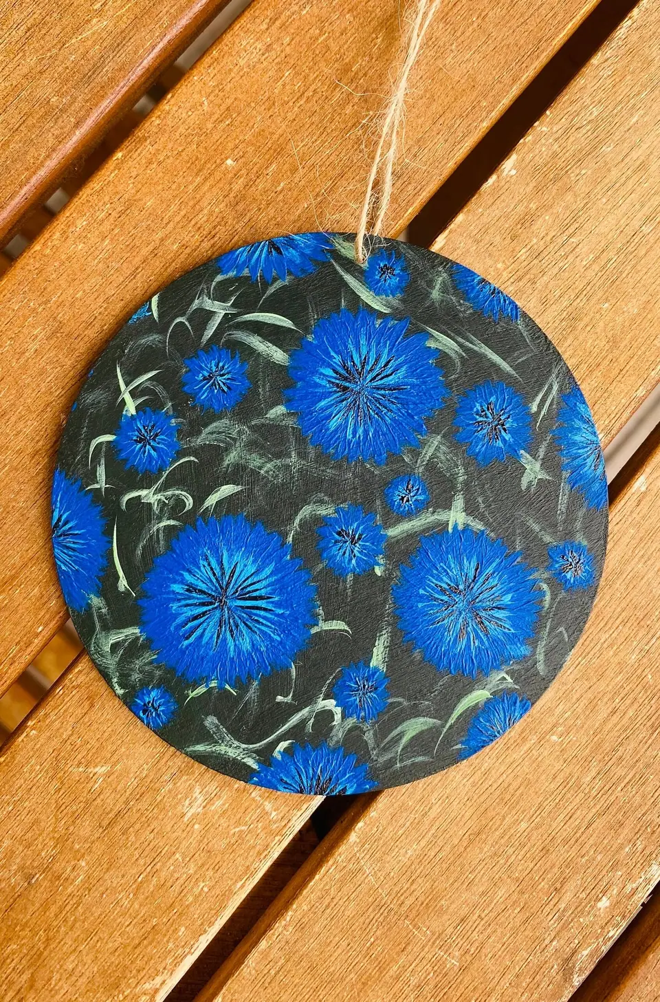 Painted wooden disc with cornflowers for wall decoration. Painting. Wall hanging. Door hanger. Blue flowers. Boho home decoration. Creative