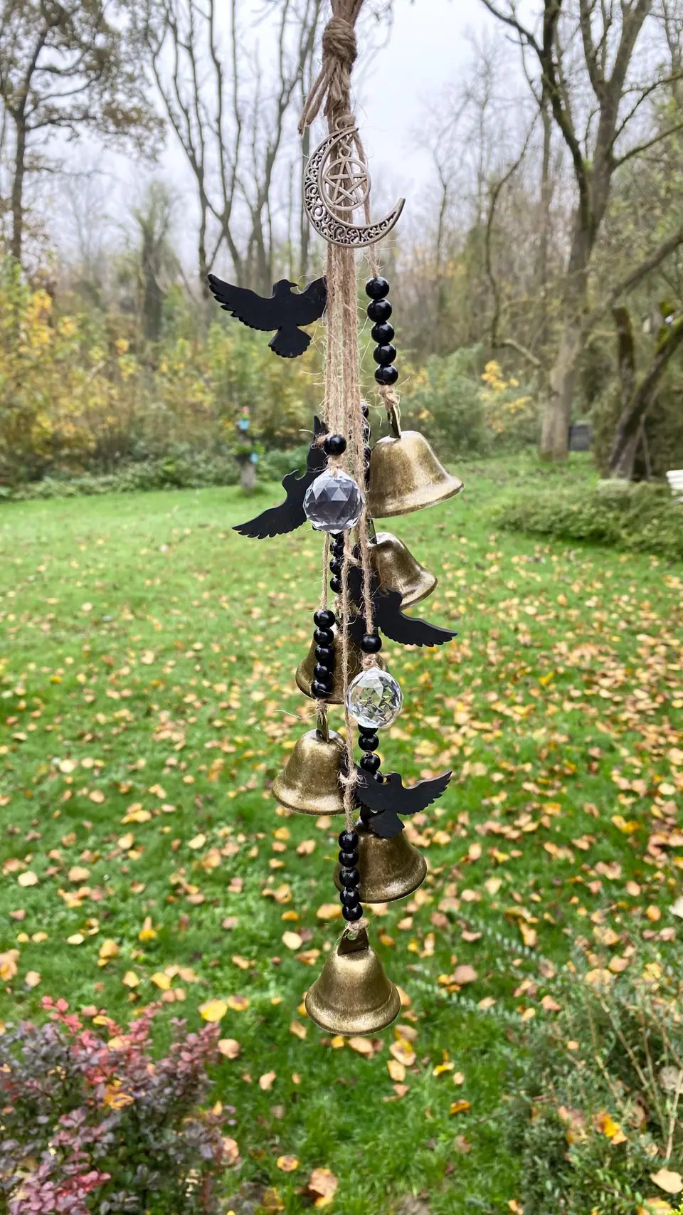 Halloween Windspiel „Rabennest“ mit Messingglocken. Boho. Türanhänger, Raben, Wohn-Dekoration, Schutzsymbol, Spiritual, Hexerei, Kuhglocke.