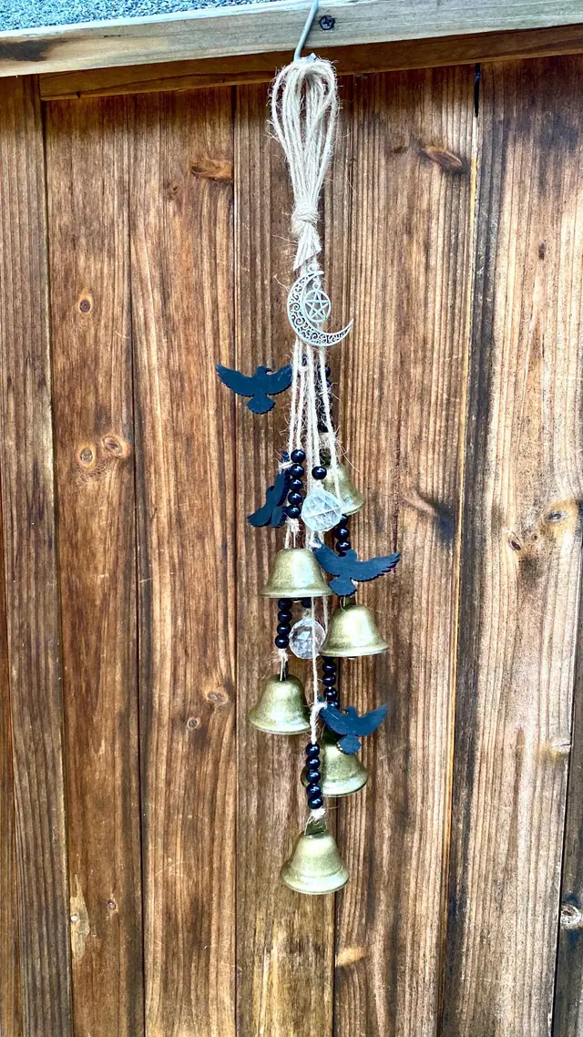 Halloween Windspiel „Rabennest“ mit Messingglocken. Boho. Türanhänger, Raben, Wohn-Dekoration, Schutzsymbol, Spiritual, Hexerei, Kuhglocke. (Foto 2)