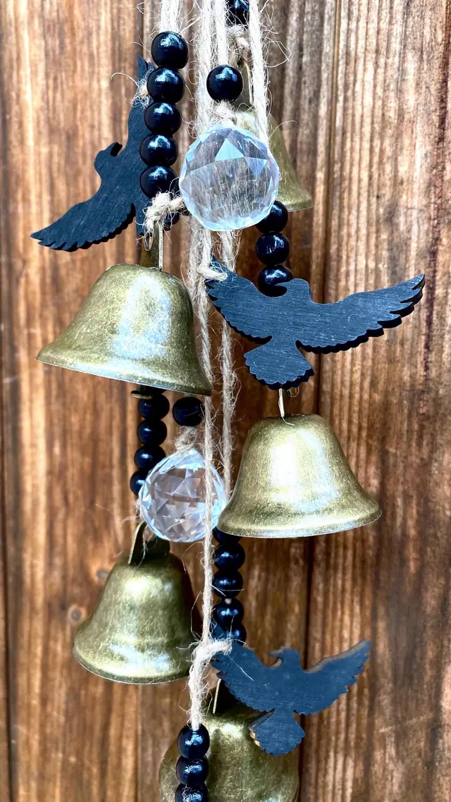 Halloween Windspiel „Rabennest“ mit Messingglocken. Boho. Türanhänger, Raben, Wohn-Dekoration, Schutzsymbol, Spiritual, Hexerei, Kuhglocke. (Foto 3)