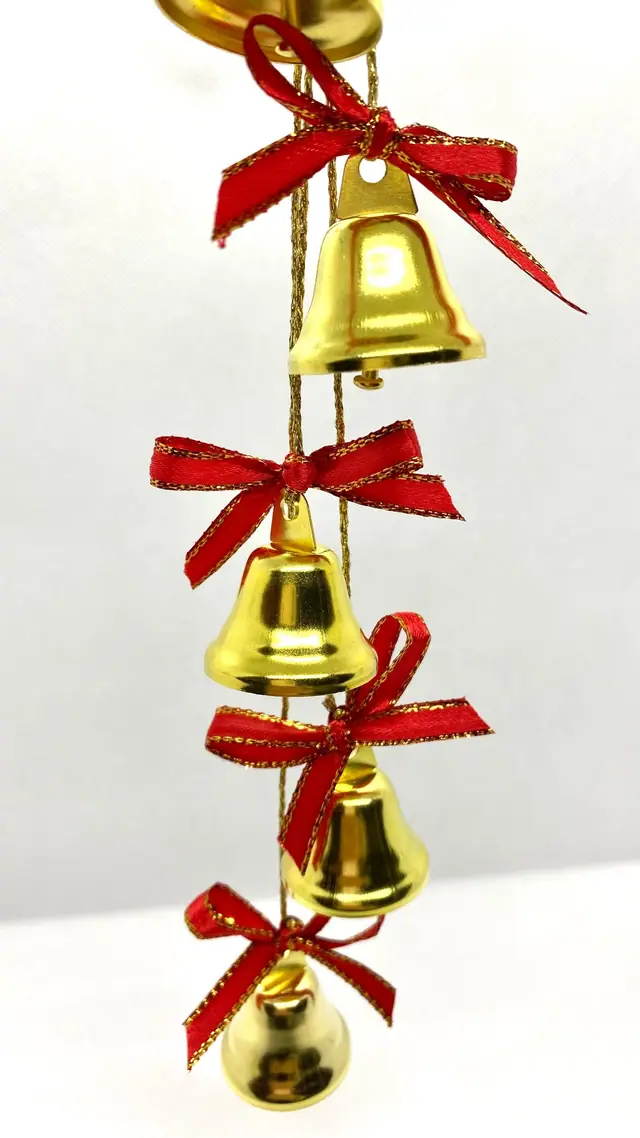 Festliches Windspiel mit Weihnachtsglöckchen. Weihnachtsdekoration. Glockenspiel. Goldene Glocke. Klassische Glocke. Weihnachtsgeschenk. (Foto 5)