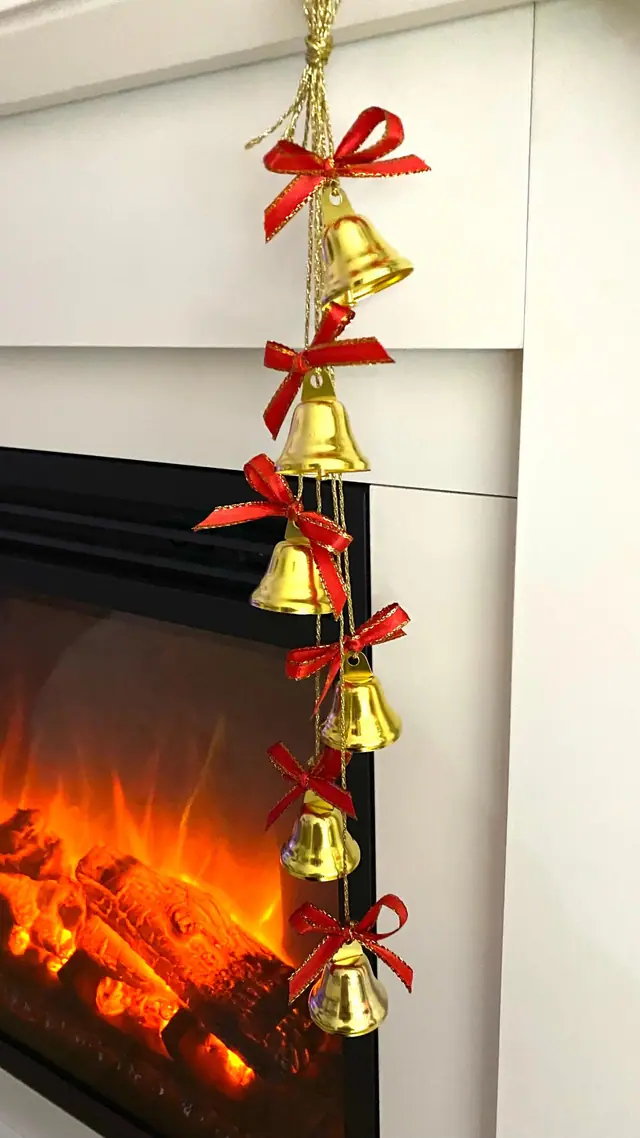 Festliches Windspiel mit Weihnachtsglöckchen. Weihnachtsdekoration. Glockenspiel. Goldene Glocke. Klassische Glocke. Weihnachtsgeschenk. (Foto 3)