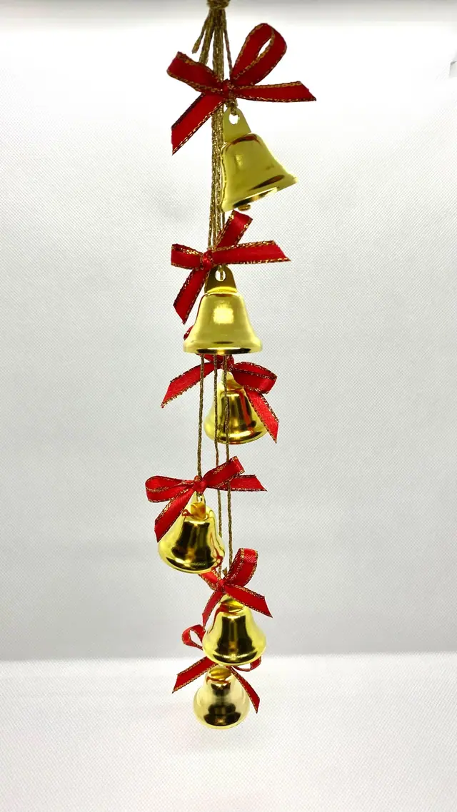 Festliches Windspiel mit Weihnachtsglöckchen. Weihnachtsdekoration. Glockenspiel. Goldene Glocke. Klassische Glocke. Weihnachtsgeschenk. (Foto 4)