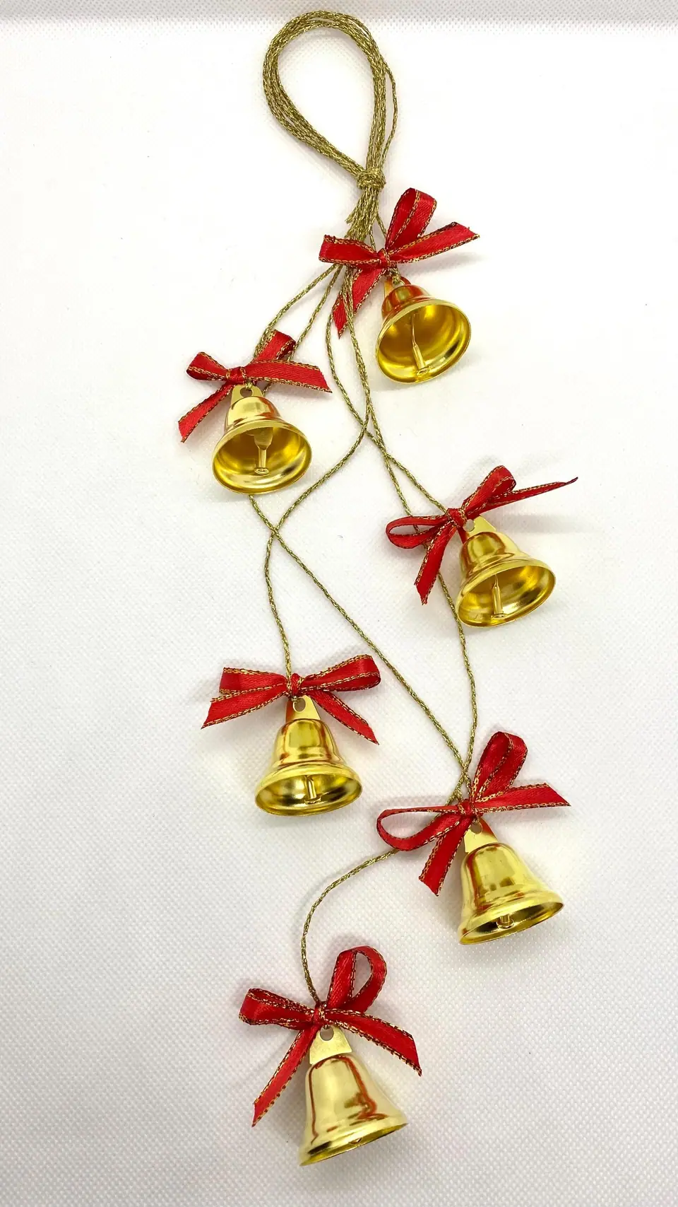 Festliches Windspiel mit Weihnachtsglöckchen. Weihnachtsdekoration. Glockenspiel. Goldene Glocke. Klassische Glocke. Weihnachtsgeschenk.