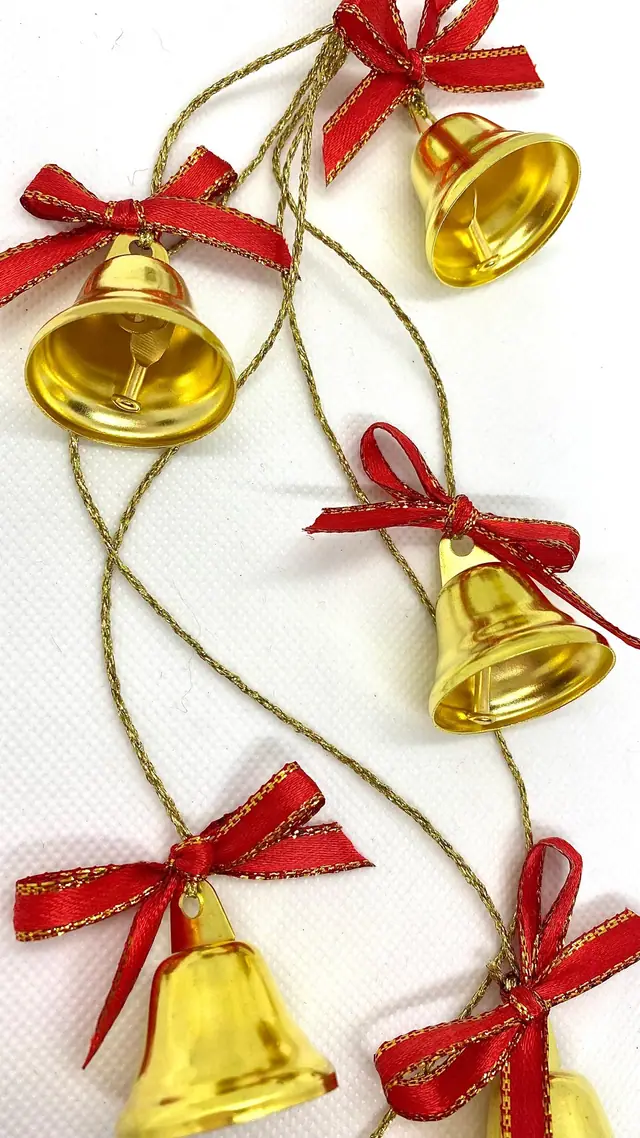Festliches Windspiel mit Weihnachtsglöckchen. Weihnachtsdekoration. Glockenspiel. Goldene Glocke. Klassische Glocke. Weihnachtsgeschenk. (Foto 2)