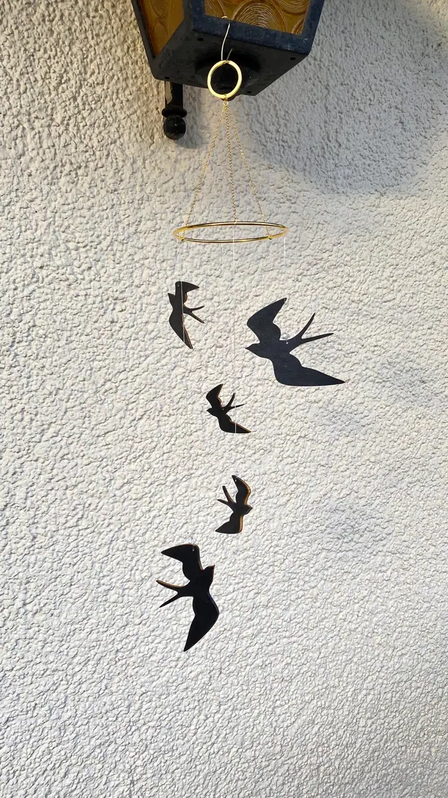 Vogelmobile zur Hausdekoration. Schwalben Mobile. Fensterdekoration. Geschenkidee. Holzmobile. Bohodekoration. Schwarze Schwalben. Zugvögel. (Foto 3)