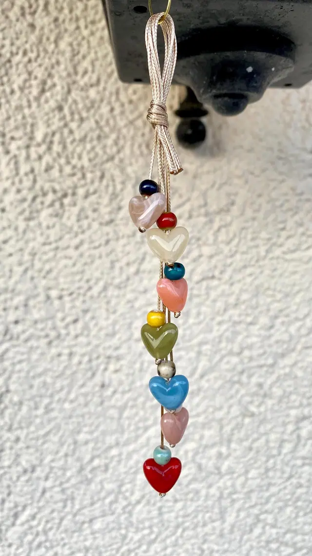 Taschenanhänger mit Herzen. Autoanhänger, Schlüsselanhänger, Anhänger, Geschenk für Frauen, Deko mit Herz. Rückspiegel-Anhänger. Boho (Foto 2)