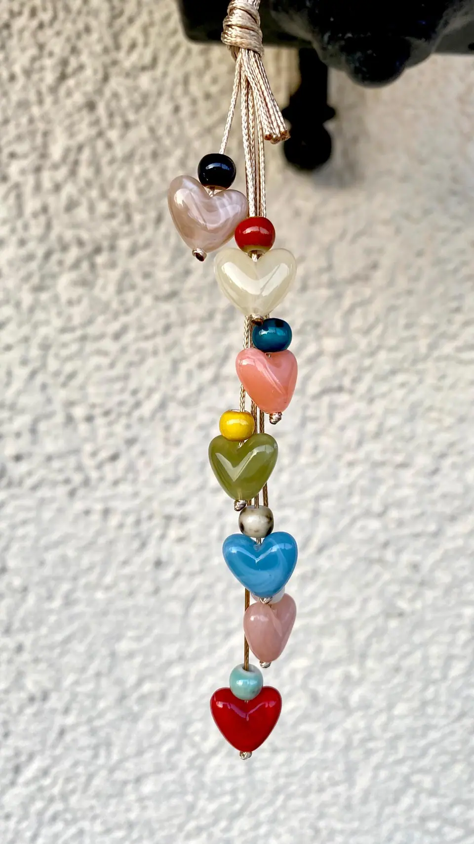 Taschenanhänger mit Herzen. Autoanhänger, Schlüsselanhänger, Anhänger, Geschenk für Frauen, Deko mit Herz. Rückspiegel-Anhänger. Boho