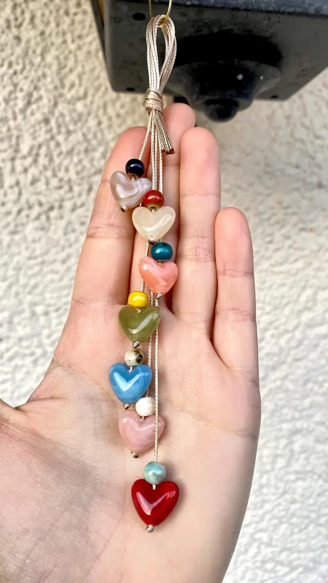 Taschenanhänger mit Herzen. Autoanhänger, Schlüsselanhänger, Anhänger, Geschenk für Frauen, Deko mit Herz. Rückspiegel-Anhänger. Boho (Foto 3)