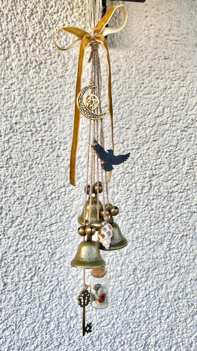 Windspiel „Hexenglöckchen“ mit Messingglocken. Rustikales Glockenspiel. Vintage. Hexendekor. Wicca. Magie. Hausschutz. Türanhänger. Boho (Foto 2)