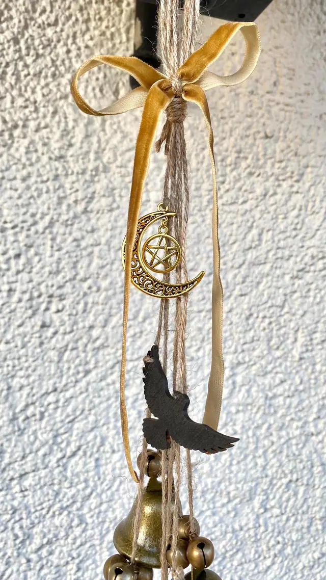 Windspiel „Hexenglöckchen“ mit Messingglocken. Rustikales Glockenspiel. Vintage. Hexendekor. Wicca. Magie. Hausschutz. Türanhänger. Boho (Foto 3)