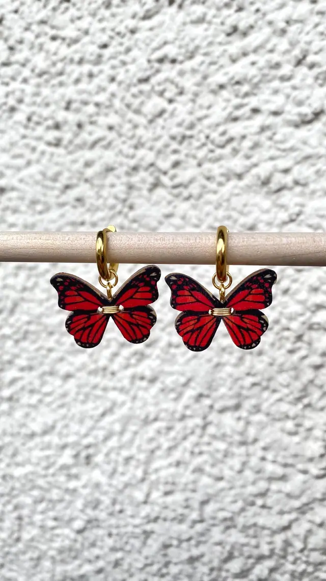 Rote Schmetterling Ohrringe – Boho Creolen Holz & Gold – Statement Schmuck Handmade – Festival Accessoire – Sommer Geschenkidee Witchy Look (Foto 2)