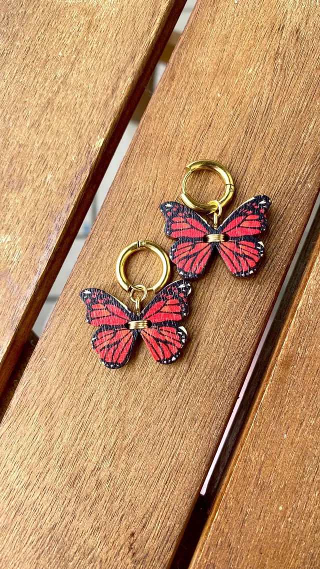 Rote Schmetterling Ohrringe – Boho Creolen Holz & Gold – Statement Schmuck Handmade – Festival Accessoire – Sommer Geschenkidee Witchy Look (Foto 3)