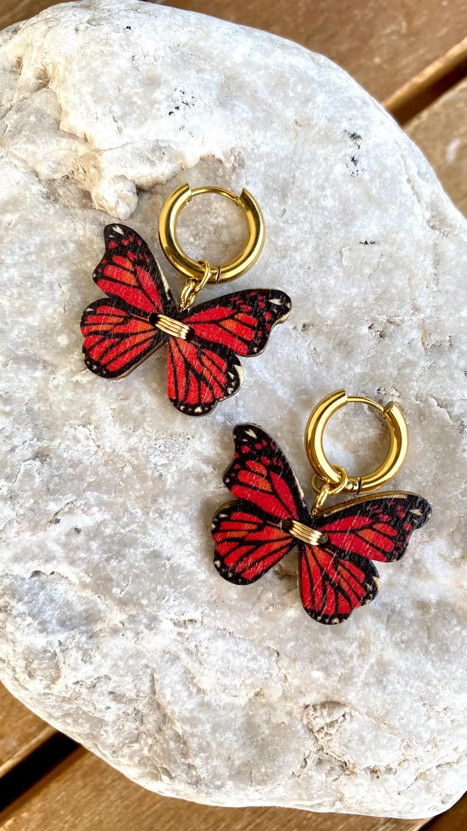 Rote Schmetterling Ohrringe – Boho Creolen Holz & Gold – Statement Schmuck Handmade – Festival Accessoire – Sommer Geschenkidee Witchy Look