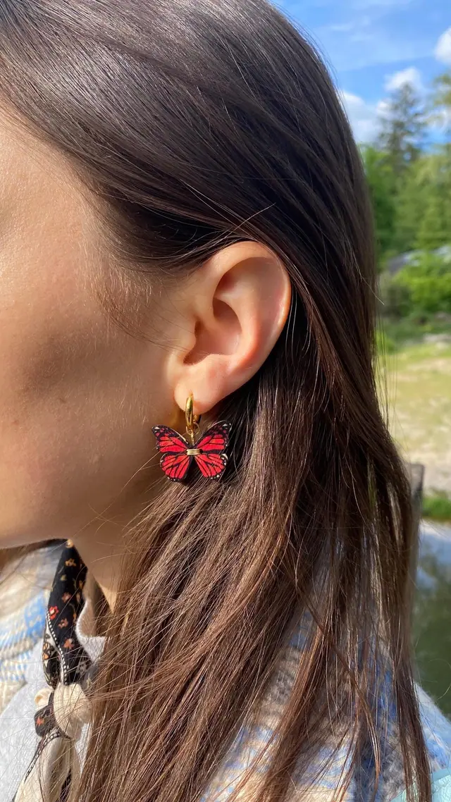 Rote Schmetterling Ohrringe – Boho Creolen Holz & Gold – Statement Schmuck Handmade – Festival Accessoire – Sommer Geschenkidee Witchy Look (Foto 5)