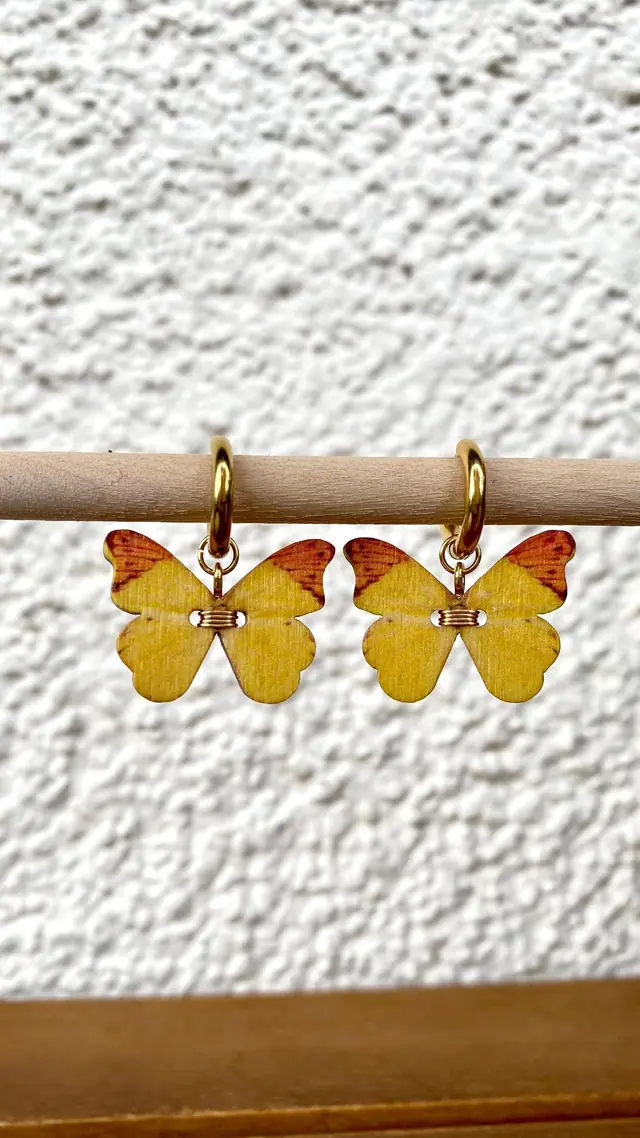 Gelbe Schmetterling Ohrringe – Holz Creolen Gold – Boho Statement Schmuck Handmade – Sommer Accessoire – Geschenkidee Damen Witchy Look (Foto 3)