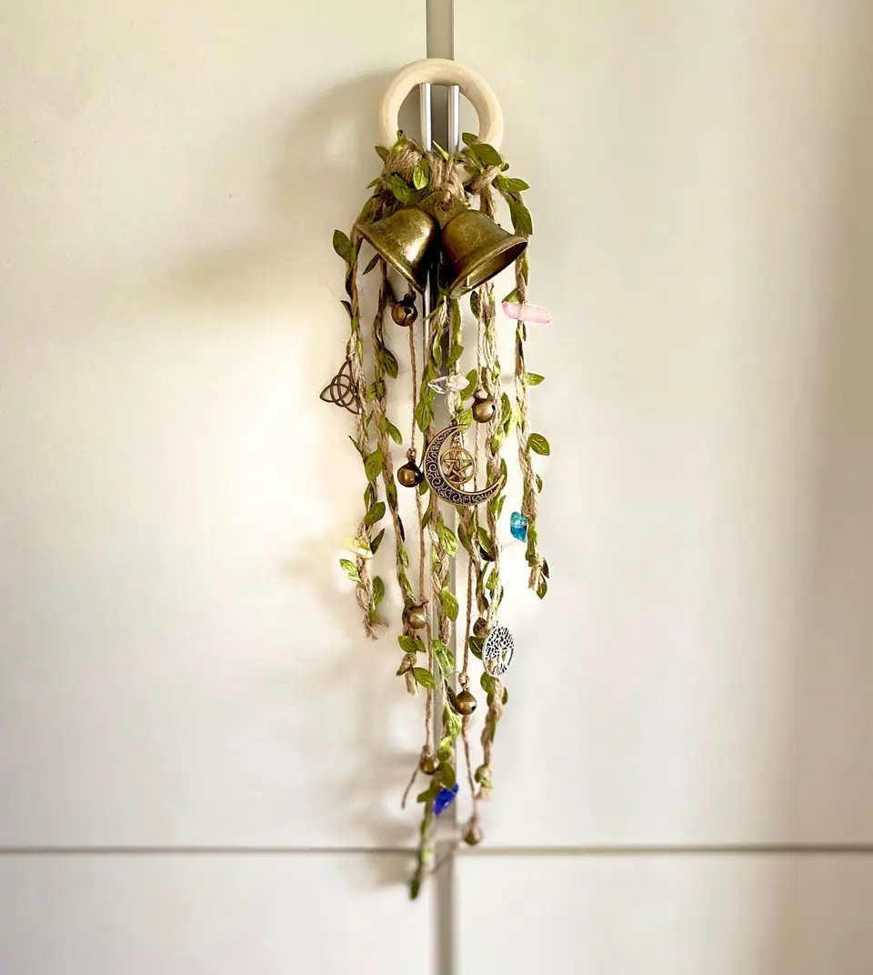 Door hanger with 6 crystals for home protection and decoration Door decoration Witch bell Wicca Witchy decoration Door handle decoration