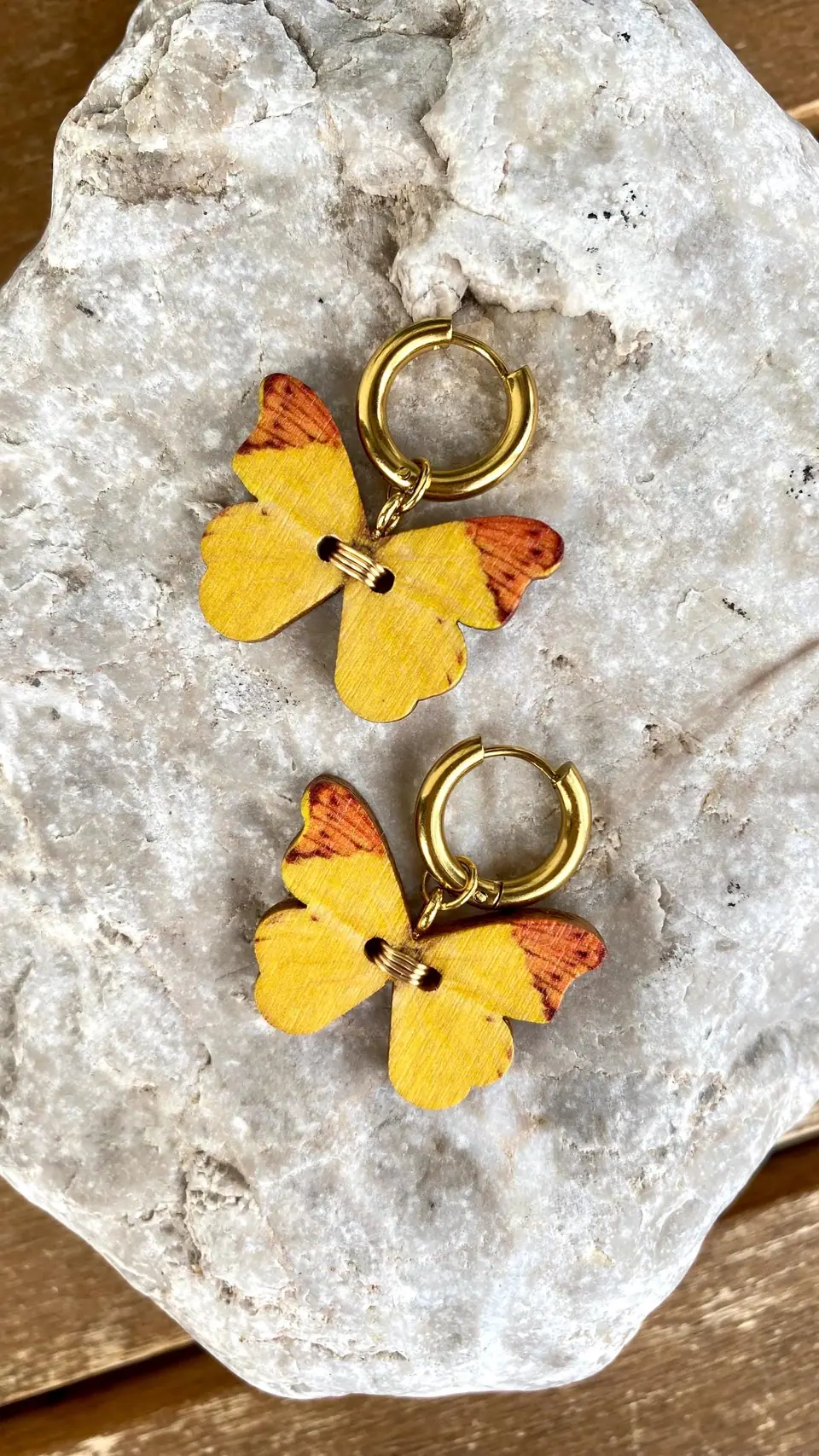 Gelbe Schmetterling Ohrringe – Holz Creolen Gold – Boho Statement Schmuck Handmade – Sommer Accessoire – Geschenkidee Damen Witchy Look