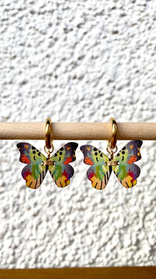Bunte Schmetterling Ohrringe – Boho Creolen aus Holz – Handgemachter Statement Schmuck – Leicht & Natur – Geschenkidee Festival Sommer (Foto 3)