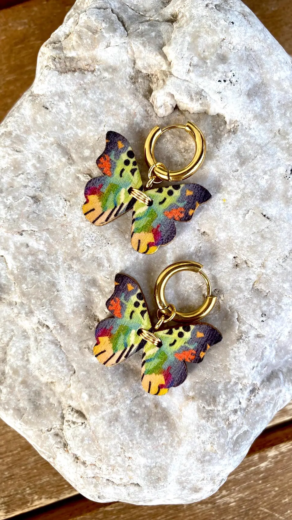 Bunte Schmetterling Ohrringe – Boho Creolen aus Holz – Handgemachter Statement Schmuck – Leicht & Natur – Geschenkidee Festival Sommer