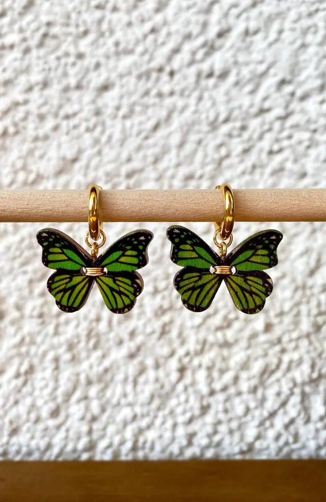 Witchy Ohrringe mit Schmetterling aus Holz. 18K vergoldete Creolen. Grüner Falter als Anhänger. Geschenk für sie. Hexenschmuck. Wicca. Boho (Foto 2)