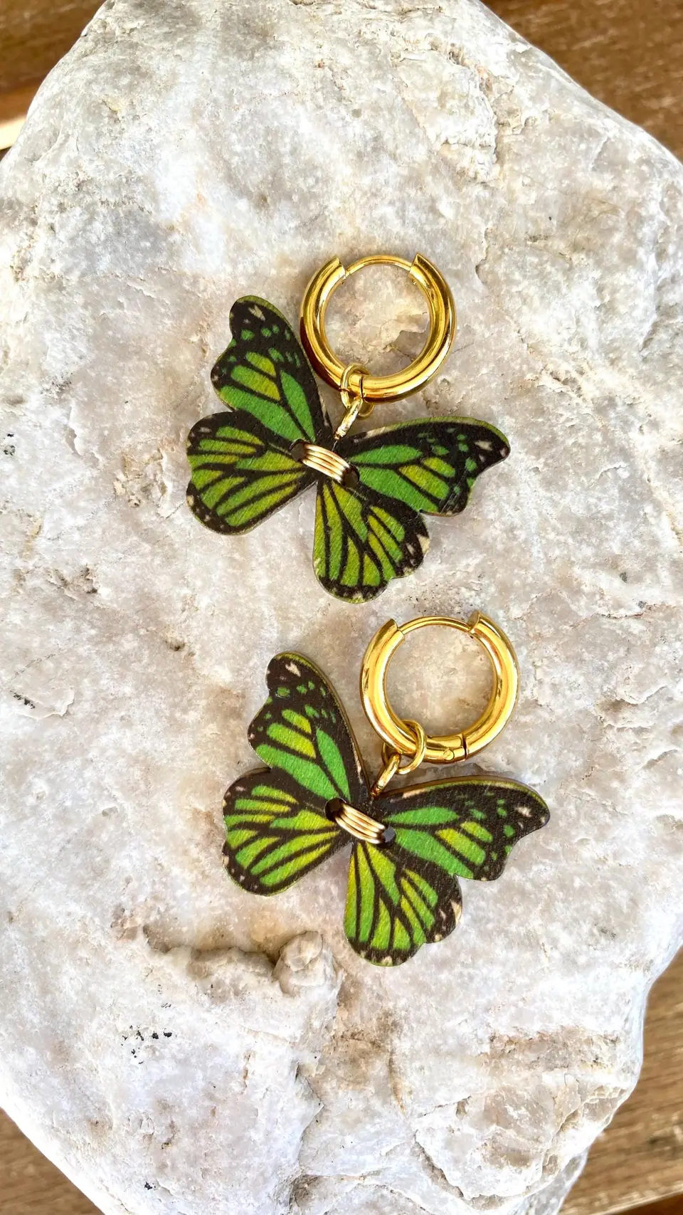 Witchy Ohrringe mit Schmetterling aus Holz. 18K vergoldete Creolen. Grüner Falter als Anhänger. Geschenk für sie. Hexenschmuck. Wicca. Boho