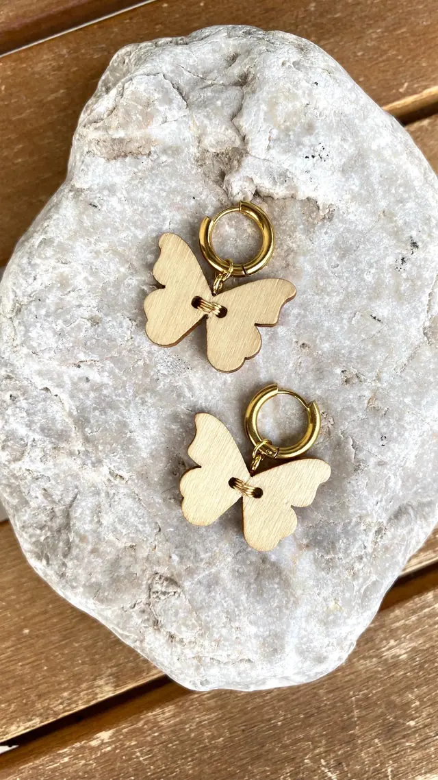 Witchy Ohrringe mit Schmetterling aus Holz. 18K vergoldete Creolen. Grüner Falter als Anhänger. Geschenk für sie. Hexenschmuck. Wicca. Boho (Foto 3)