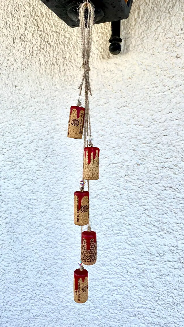 Wind chime made from wine corks for home decoration and as a gift for wine lovers. Colored corks as a decorative element. Boho style. Wine (photo 2)