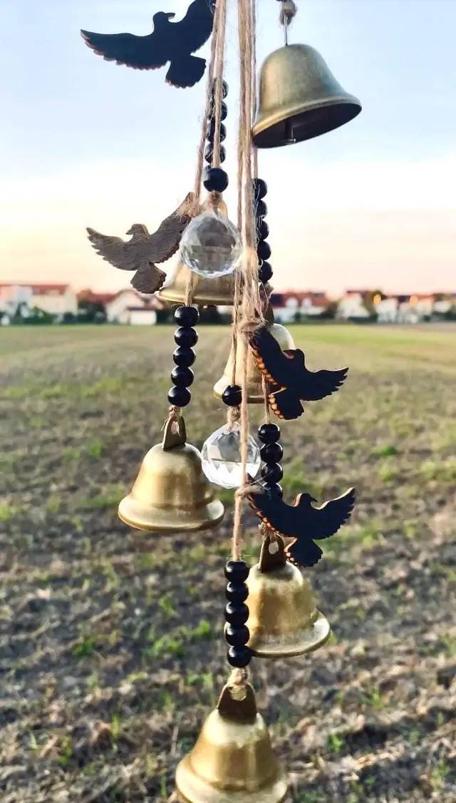 Halloween Windspiel „Rabennest“ mit Messingglocken. Boho. Türanhänger, Raben, Wohn-Dekoration, Schutzsymbol, Spiritual, Hexerei, Kuhglocke. (Foto 9)
