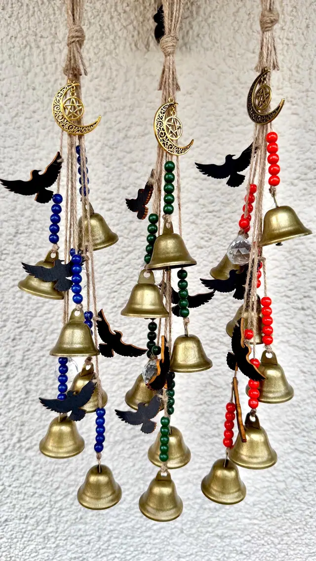 Halloween Windspiel „Rabennest“ mit Messingglocken. Boho. Türanhänger, Raben, Wohn-Dekoration, Schutzsymbol, Spiritual, Hexerei, Kuhglocke. (Foto 10)