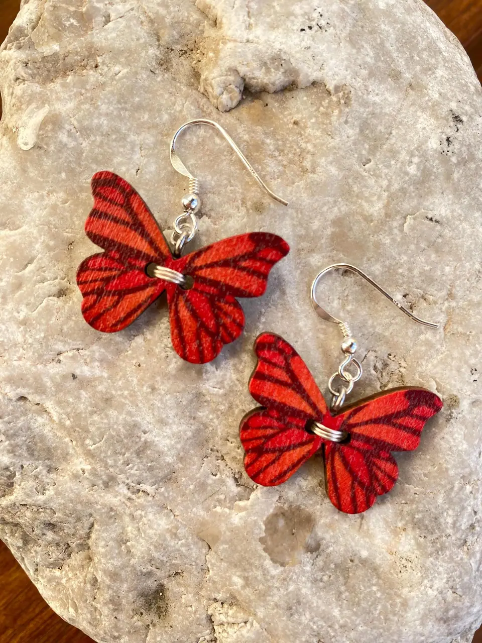 Hakenohrringe mit Schmetterlingen. 925er Silber Ohrhänger. Handgemachter Ohrschmuck. Witchy Falter Ohrringe. Holzschmuck. Geschenk. Boho