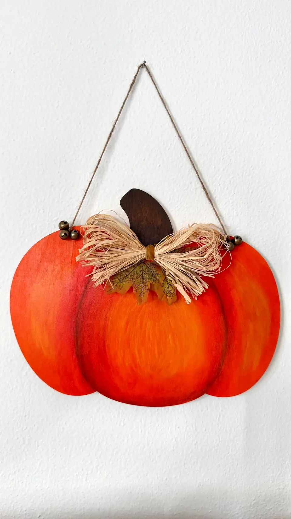 Halloween Kürbis zum Anhängen. Herbst-Deko. Handbemalte Holzscheibe. Kürbisdekoration. Türdekoration. Wandbehang. Spooky. Witchy. Boho