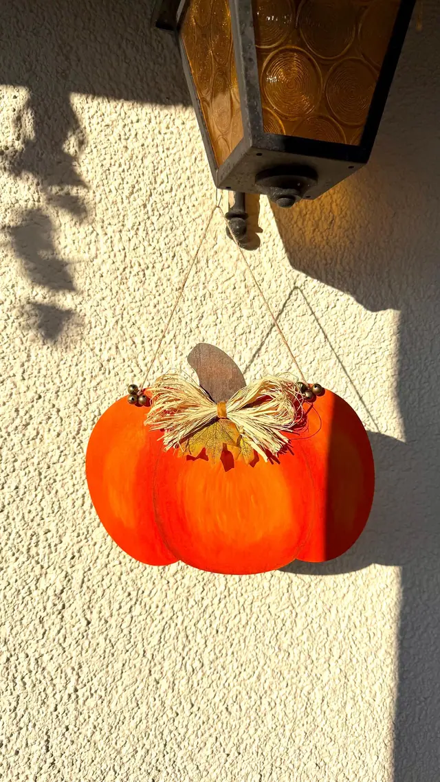 Halloween Kürbis zum Anhängen. Herbst-Deko. Handbemalte Holzscheibe. Kürbisdekoration. Türdekoration. Wandbehang. Spooky. Witchy. Boho (photo 5)