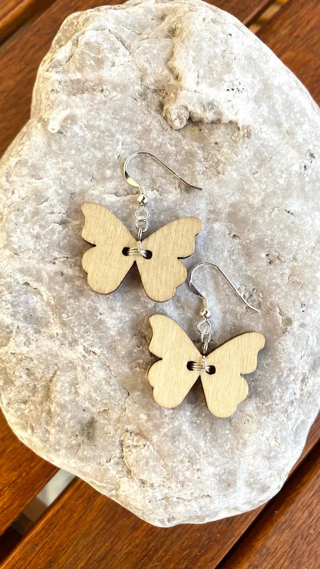Hakenohrringe mit Schmetterlingen. 925er Silber Ohrhänger. Handgemachter Ohrschmuck. Witchy Falter Ohrringe. Holzschmuck. Geschenk. Boho (photo 5)