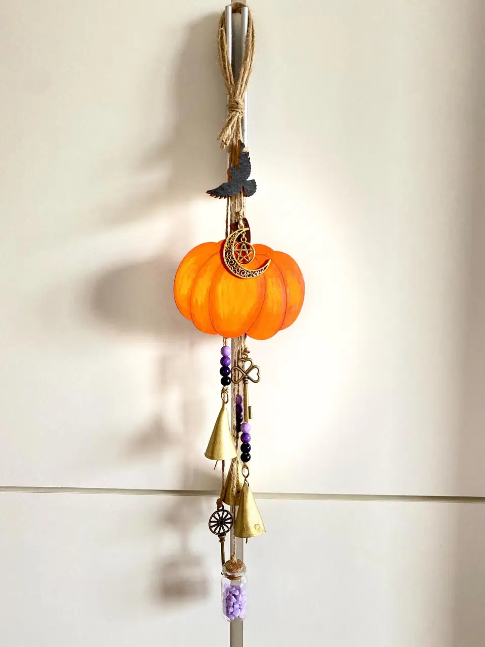 Halloween Kürbis Windspiel Magischer Kürbis - Hexen Türanhänger. Hausschutz Deko. Kürbis-Deko mit Hexenglocken für Balkon und Garten.