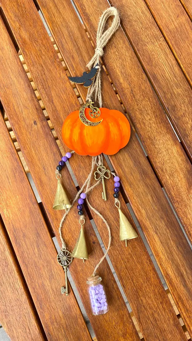 Halloween Kürbis Windspiel Magischer Kürbis - Hexen Türanhänger. Hausschutz Deko. Kürbis-Deko mit Hexenglocken für Balkon und Garten. (photo 4)