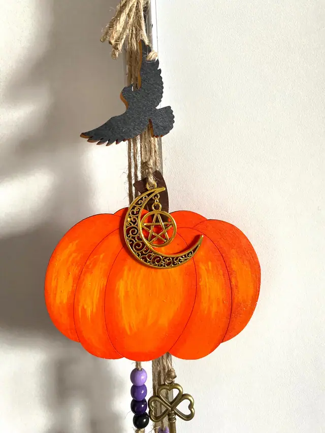 Halloween Kürbis Windspiel Magischer Kürbis - Hexen Türanhänger. Hausschutz Deko. Kürbis-Deko mit Hexenglocken für Balkon und Garten. (photo 2)