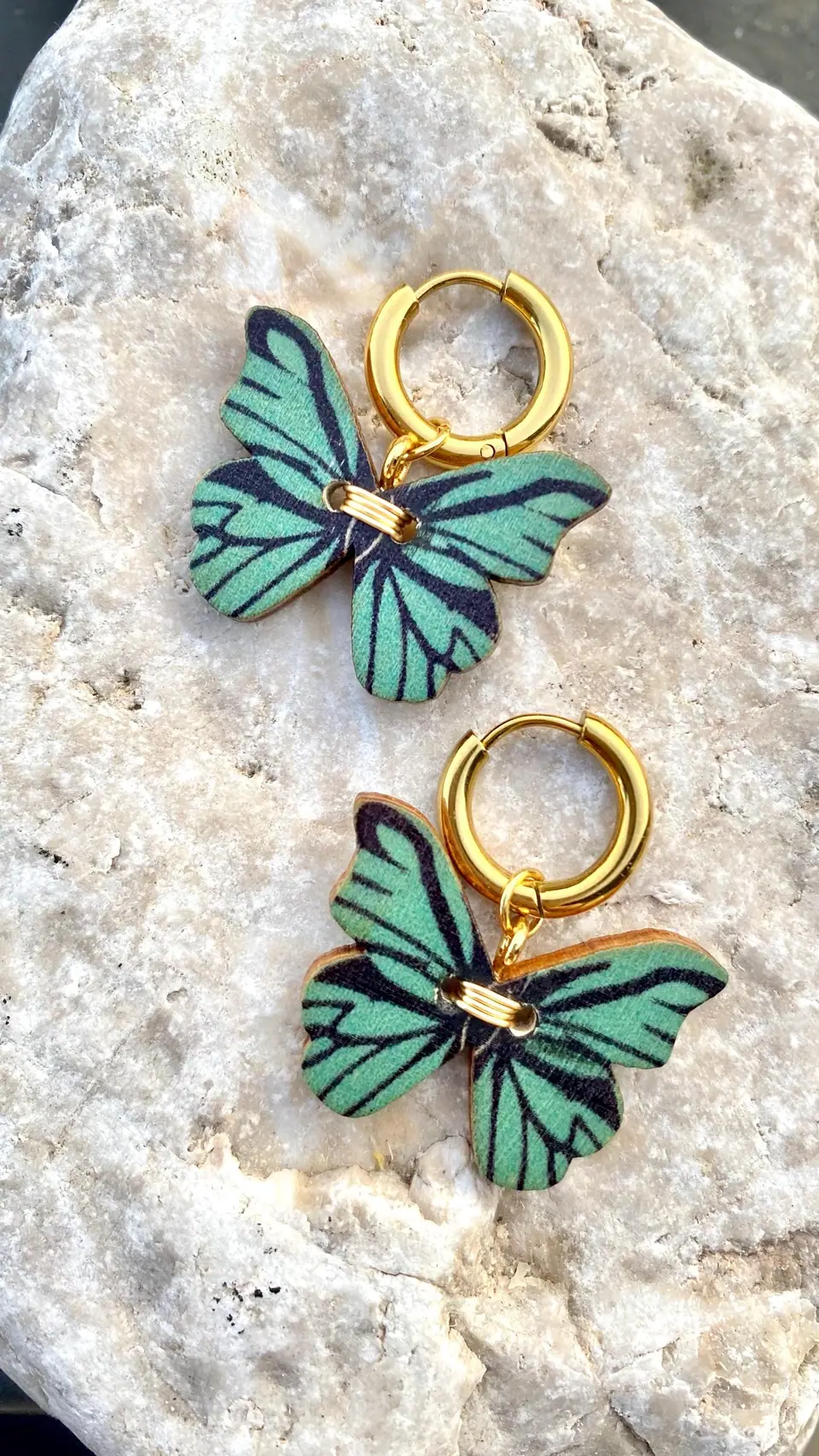 Türkise Vintage-Ohrringe mit Holzschmetterling. 18K vergoldet. Schmuck. Hängeohrringe. Witchy-Ohrringe. Goldene Creolen. Geschenk für sie.