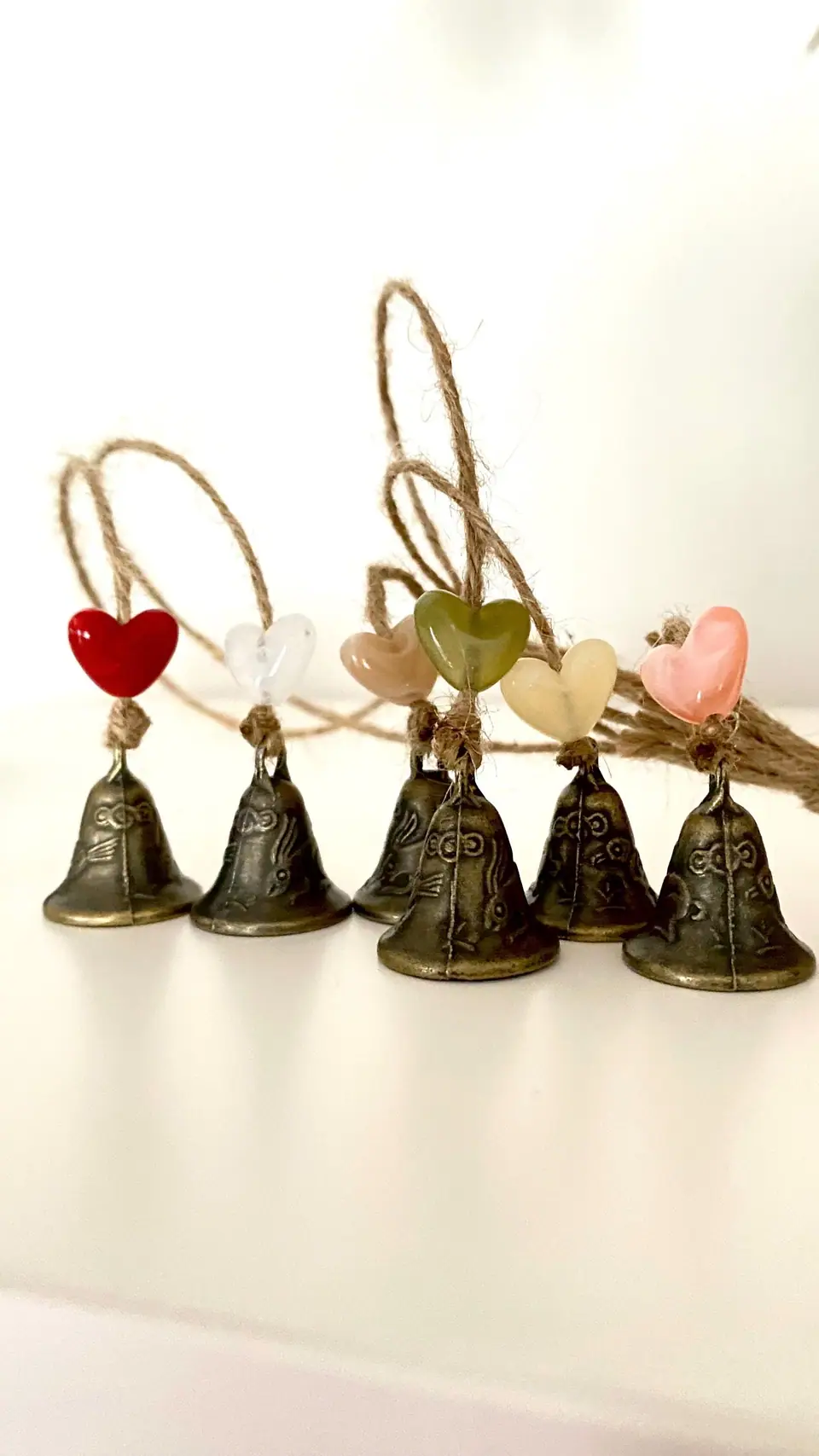 Vintage Windspiel mit Mini Glocken und Acrylherzen Hausdeko Gravurglocken Vogel Hase Boho Geschenk Glücksbringer Witchy Hut Glöckchen
