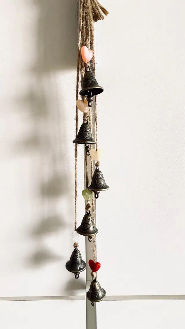 Vintage Windspiel mit Mini Glocken und Acrylherzen Hausdeko Gravurglocken Vogel Hase Boho Geschenk Glücksbringer Witchy Hut Glöckchen (photo 3)