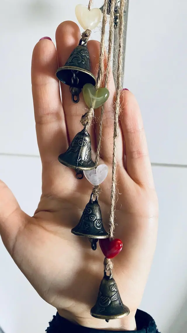 Vintage Windspiel mit Mini Glocken und Acrylherzen Hausdeko Gravurglocken Vogel Hase Boho Geschenk Glücksbringer Witchy Hut Glöckchen (photo 2)