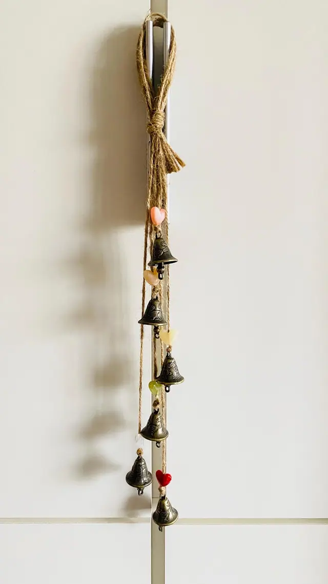 Vintage Windspiel mit Mini Glocken und Acrylherzen Hausdeko Gravurglocken Vogel Hase Boho Geschenk Glücksbringer Witchy Hut Glöckchen (photo 4)