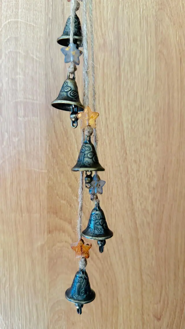 Vintage Windspiel mit gravierten Glocken und Sternen als Hausdekoration. Glücksbringer. Vogel- und Hasenmotiv. Hexenglocken. Rustikale Deko (photo 3)