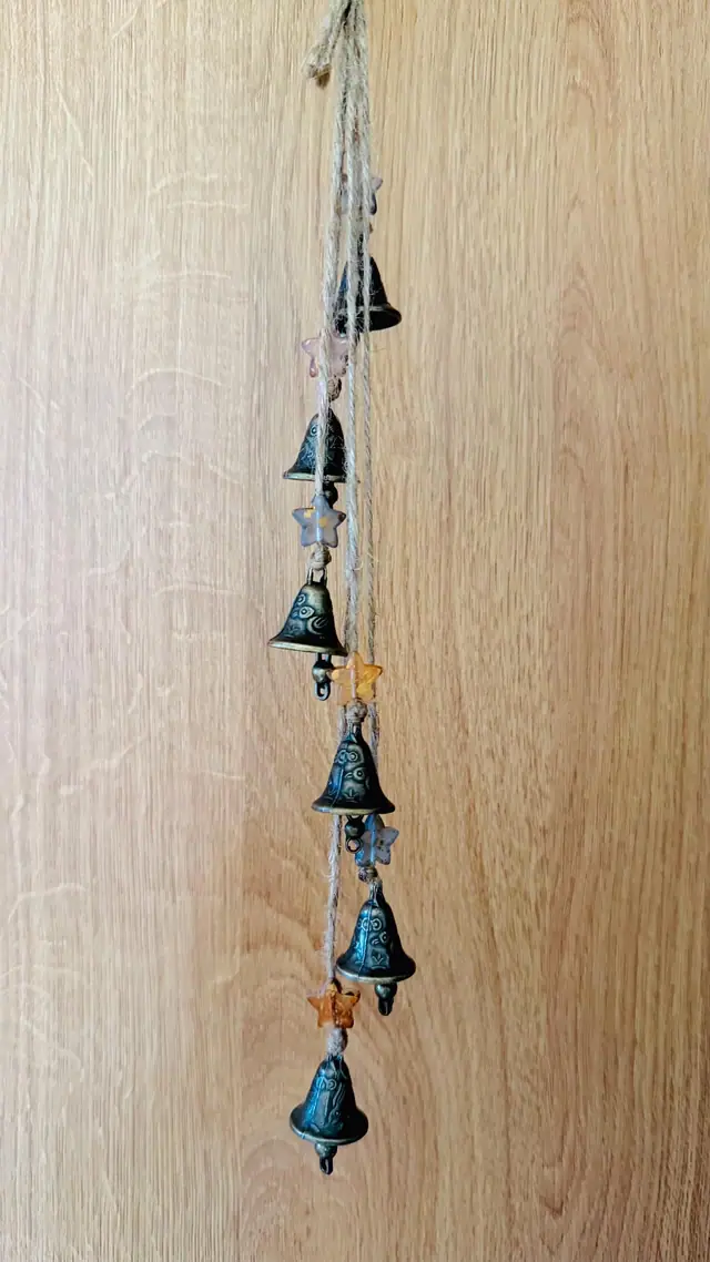 Vintage Windspiel mit gravierten Glocken und Sternen als Hausdekoration. Glücksbringer. Vogel- und Hasenmotiv. Hexenglocken. Rustikale Deko (photo 2)