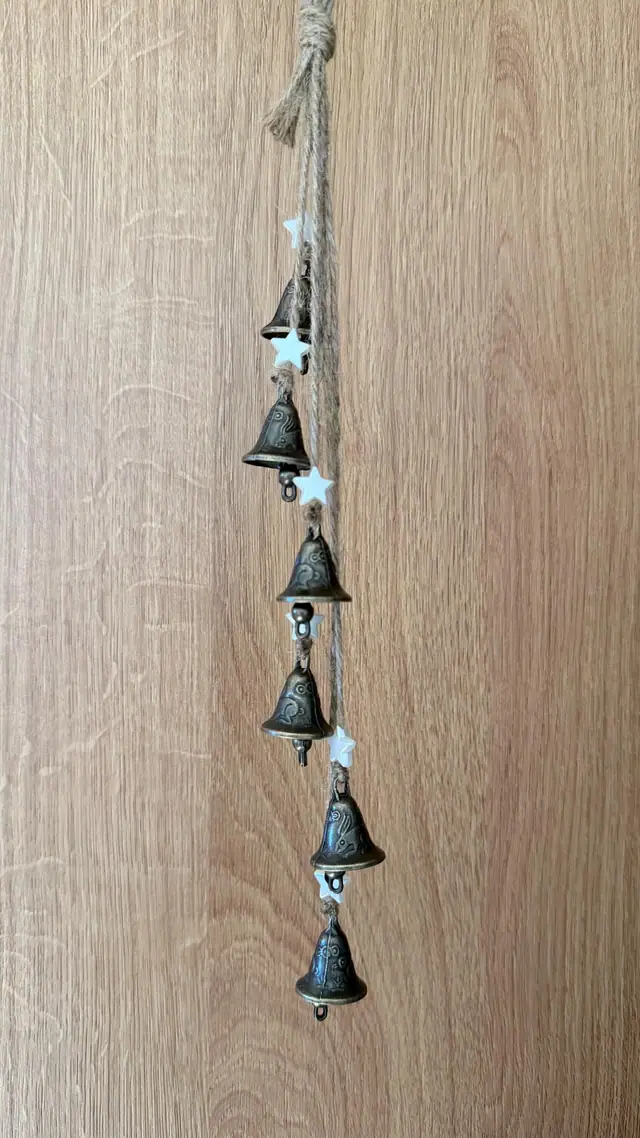 Vintage Windspiel mit gravierten Glocken und Sternen als Hausdekoration. Glücksbringer. Vogel- und Hasenmotiv. Hexenglocken. Rustikale Deko (photo 7)