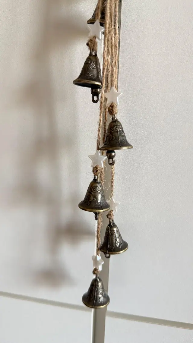 Vintage Windspiel mit gravierten Glocken und Sternen als Hausdekoration. Glücksbringer. Vogel- und Hasenmotiv. Hexenglocken. Rustikale Deko (photo 8)