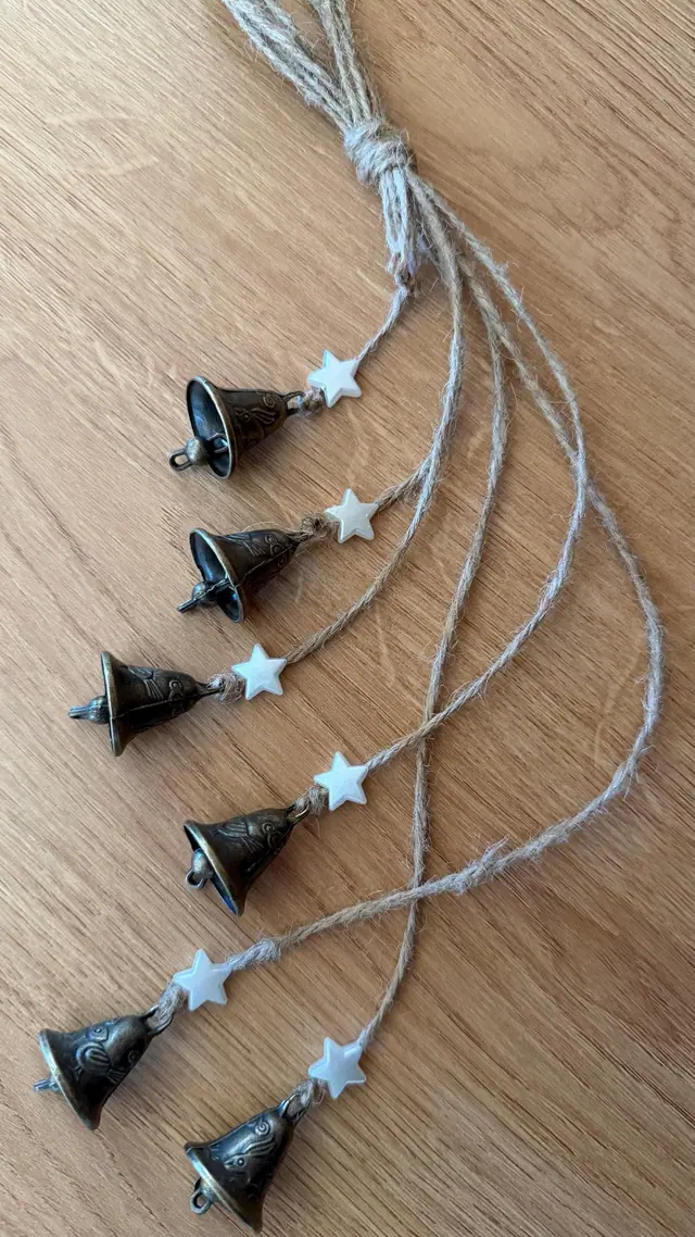Vintage Windspiel mit gravierten Glocken und Sternen als Hausdekoration. Glücksbringer. Vogel- und Hasenmotiv. Hexenglocken. Rustikale Deko (photo 9)