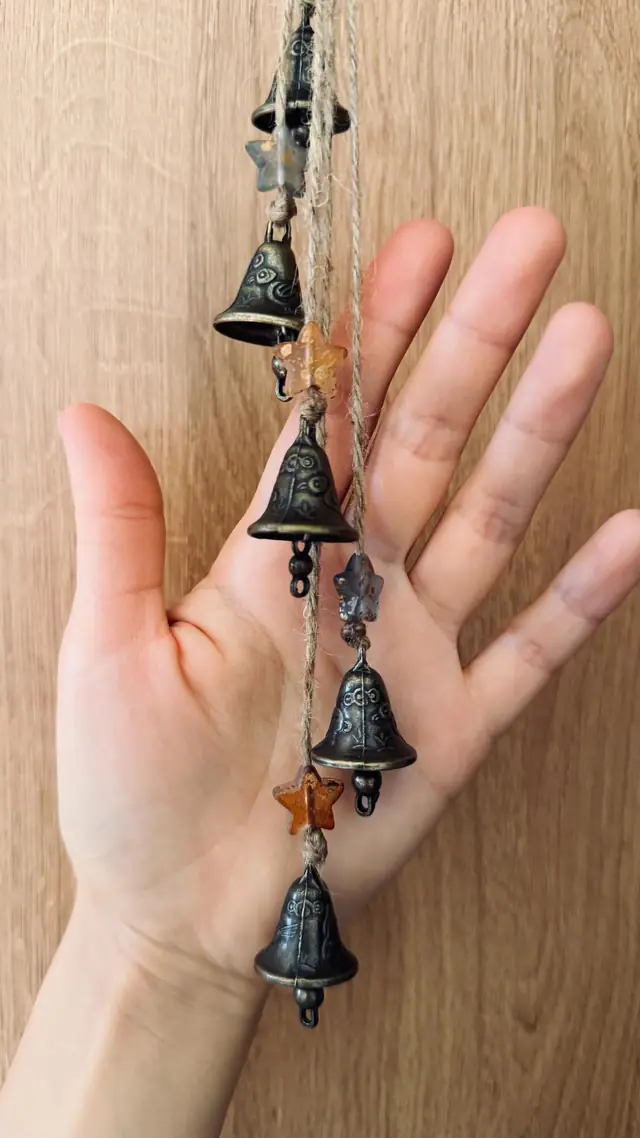 Vintage Windspiel mit gravierten Glocken und Sternen als Hausdekoration. Glücksbringer. Vogel- und Hasenmotiv. Hexenglocken. Rustikale Deko (photo 4)